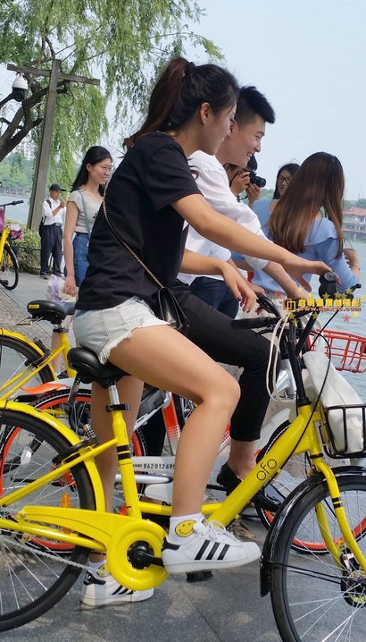 抓拍绝色美人的热裤大长腿美女_启明星街拍[0CU2]