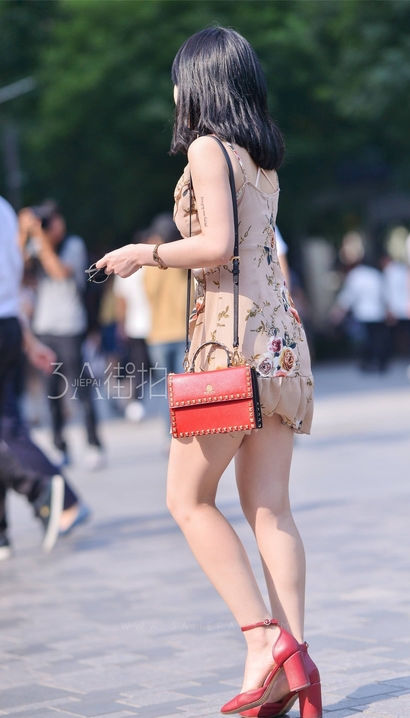 一位美丽贤淑的超短裙美臀女孩_街拍第一站[3O29]