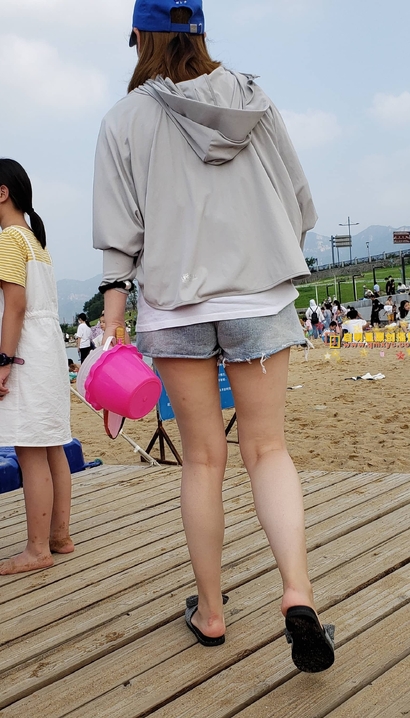 一位美艳绝伦的热裤圆臀女生_启明星街拍[HDS7]